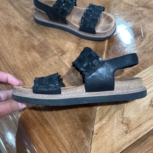 Clarks womens Black Sandals Arwell Glide
Leather Velcro heal strap US 7, UK 4.5 - Picture 6 of 6